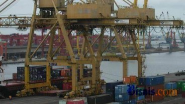 Terminal Petikemas Surabaya Operasikan CC Terbesar di Tanjung Perak