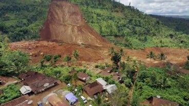 Puluhan Anak Korban Longsor Ponorogo Belajar di Teras Masjid