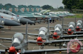 Ribuan Warga Padati Halim Nonton Atraksi Udara TNI AU