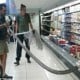 Hendak Ambil Yoghurt di Supermarket, Wanita Ini Malah Kaget