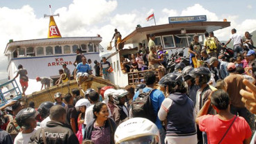 Peziarah Padati Pelabuhan Larantuka