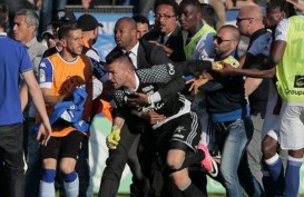 Pertandingan Bastia Vs Lyon Dihentikan Gara-gara Suporter Serang Pemain