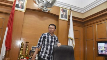 Hari Pertama Kerja, Ahok Foto-foto dengan Penyandang Difabel