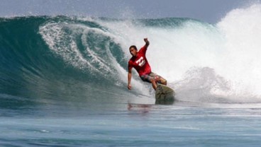 Hari Kartini: Peselancar Wanita di Bali Berkebaya