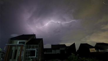 CUACA INDONESIA 20 APRIL: Hujan Petir di Bandung