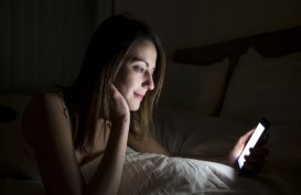 Awas, Pakai Ponsel Sebelum Tidur Bisa Bikin Kebutaan