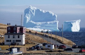 Wisatawan Kanada Antusias Lihat Gunung Es Raksasa Mengapung