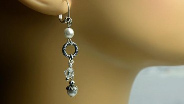 Ini Hal yang Perlu Diperhatikan Saat Memakai Drop Earring