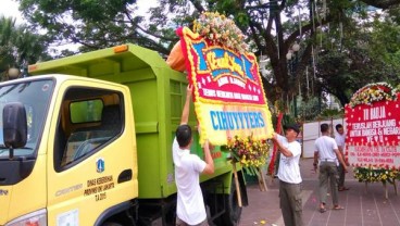 Banjir Bunga di Balai Kota DKI, yang Layu Dipindahkan ke Area Monas