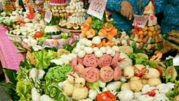 Ada Tumpeng Pempek di Festival Kuliner Khas Palembang