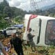 TABRAKAN MAUT CILOTO-PUNCAK: Bus Hantam Minibus, Pick-Up, dan Sepeda Motor