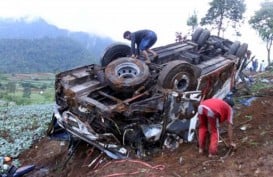 KECELAKAAN MAUT CILOTO, PUNCAK: Wisatawan Masih Bisa Lewat