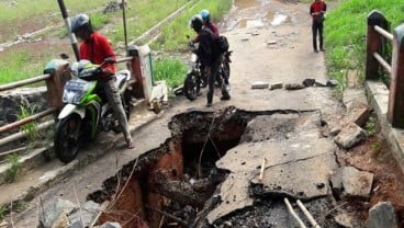 Jembatan Cipayung-Pitara Depok Amblas