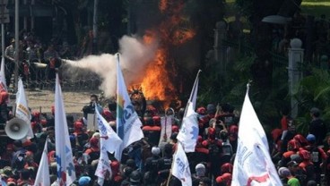 Buruh Bakar Bunga Ahok-Djarot : Apa Salah Bunga-bunga Itu?