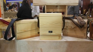 Tampil Gaya dengan Tas Kayu Unik