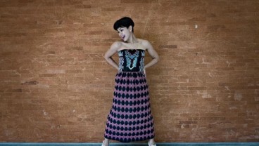 Nirina Zubir: Bangga Dengan Pisau Khas Minangkabau