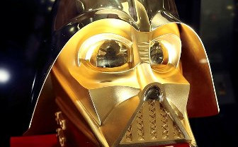 Topeng Emas Darth Vader Dihargai Miliaran Rupiah