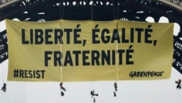 Aktivis Greenpeace Pasang Spanduk di Eiffel Tolak Marine Le Pen