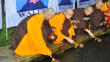 Air Berkah Waisak Tiba di Candi Mendut