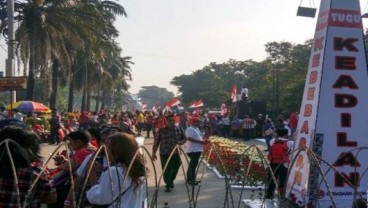 VONIS AHOK: Mawar Merah Putih Terhampar di Lokasi Sidang