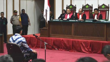 AHOK DIVONIS 2 TAHUN : Hakim Perintahkan Ahok Ditahan