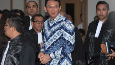 Ini yang Dilakukan Surya Paloh Saat Jenguk Ahok