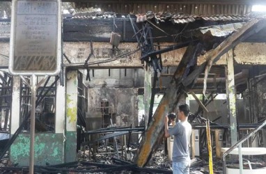 Stasiun KRL Klender Terbakar, Penumpang Menumpuk