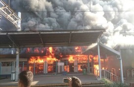 Foto-foto Api Melalap Stasiun Kereta Klender