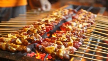 Sate Madura & Tari Merak Pikat Warga Athena