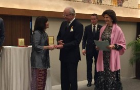 Shinta Kamdani Terima Penghargaan dari Raja Swedia Carl XVI Gustaf