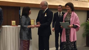 Shinta Kamdani Terima Penghargaan dari Raja Swedia Carl XVI Gustaf