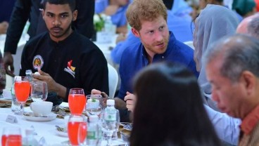 Pangeran Harry Ikut Buka Puasa Bersama di Singapura