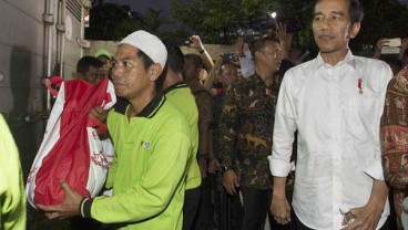 Presiden Jokowi Bagikan Paket Sembako di Gang Dahlia