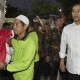 Presiden Jokowi Bagikan Paket Sembako di Gang Dahlia