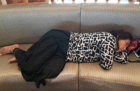Heboh Foto Menteri Susi Pudjiastuti Tidur di Bandara JF Kennedy