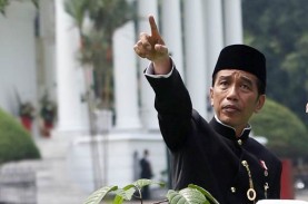 Blusukan ke Rawa Bebek, Jokowi Ikut Bagi-Bagi Sembako…
