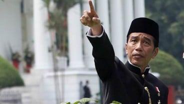 Blusukan ke Rawa Bebek, Jokowi Ikut Bagi-Bagi Sembako Bareng BRI