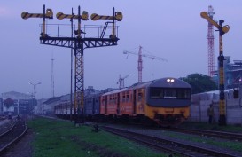 Hati-Hati, Ada Kereta Api Terbakar di Stasiun Senen