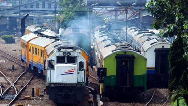 Kereta Tabrak Mobil di Kramat, Gerbong KA Terbakar