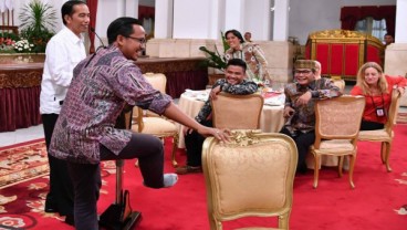 Kaos Kaki Bolong di Depan Presiden