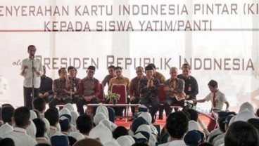 Serahkan KIP, Presiden Ingatkan Tugas Anak Memang Belajar