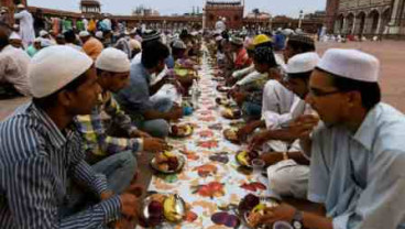 Buka Puasa Sambil Lesehan? Ini Manfaatnya