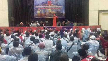 Ribuan Pekerja Pelabuhan Indonesia Ikuti Rapat Akbar