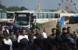 Bagi-bagi Sembako, Warga Antre Salaman dengan Presiden Jokowi