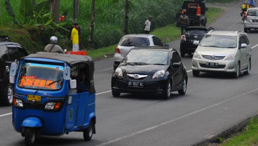 Pemudik Bandel Masih Ada. Letakkan Barang Di Atas Atap Mobil