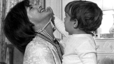 Jam Tangan dan Lukisan Istri JF Kennedy Laku US$379.500