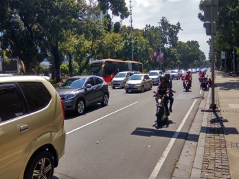 Kawasan Jalan Medan Merdeka Barat Jakarta Dilalui Sepeda Motor