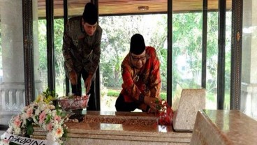 Ratusan Orang Berziarah ke Makam Bung Hatta