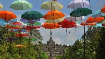 LIBUR LEBARAN: Wisatawan Banjiri Borobudur