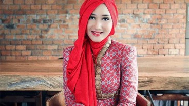 Ini Tip Padu Padan Busana Warna Kopi ala Dian Pelangi